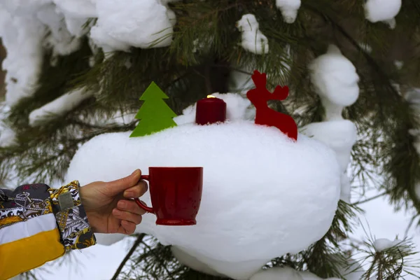 Neujahrsstimmung. Winterkarte mit Kerze. Schnee-Stillleben mit Tassen. — Stockfoto