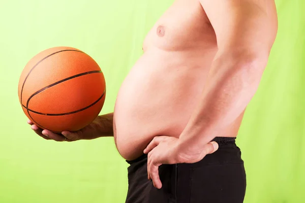 Der Mann mit dem Bauch hält den Apparat in der Hand. Übergewicht. — Stockfoto