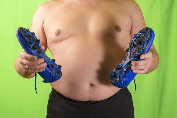 Der Mann mit dem Bauch hält den Apparat in der Hand. Übergewicht. — Stockfoto