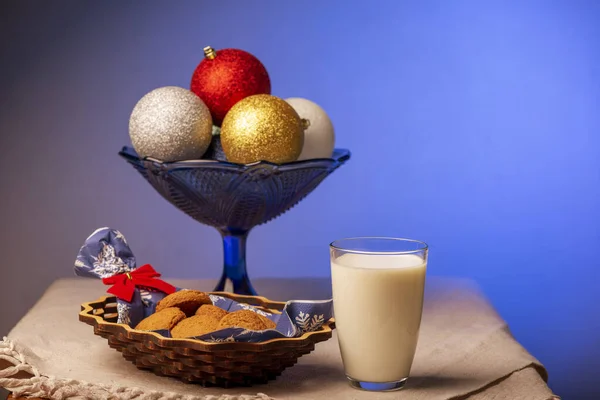 Julklapp till tomten. Mjölken och kakorna. — Stockfoto