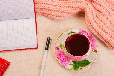 Reklam için düzen. Yukarıdan görüntü. Pastel beyaz ve pembe tonlarda. Kupa ve çay dolu fincan tabağı. Güzel renk düzeni. Etiket için seçili alan.