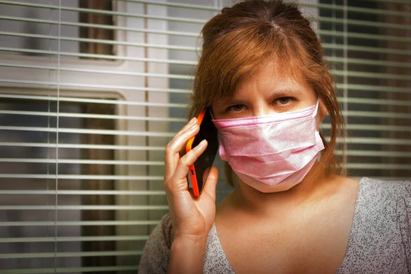 Persoon Met Een Medisch Masker Verplichte Isolatie Kijk Vanuit Een Rechtenvrije Stockfoto's