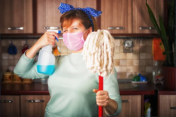 Persona Con Una Fregona Las Manos Detergente Máscara Médica Protectora — Foto de Stock