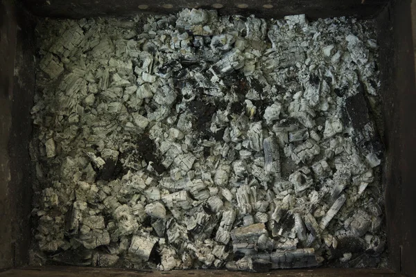 Cinzas cinzentas da textura do fundo do forno, cinzas, cinzas cinzentas da madeira da lareira — Fotografia de Stock