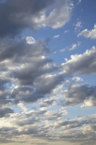 日没の間の驚くべき濃い灰色と白い雲は、より軽い色の空と対照的です。 — ストック写真