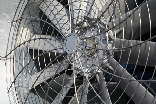 Enorme ventilador de refrigeración industrial, elemento enfriador grande de cerca — Foto de Stock