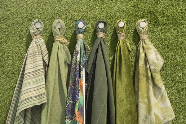 Muestras de tela colores verdes y patrón diferente — Foto de Stock
