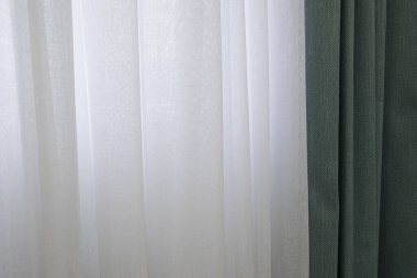 Kumaş mavi perdeler ve beyaz tül. Soyut arkaplan, perde çubuğundaki kumaşı perdeler