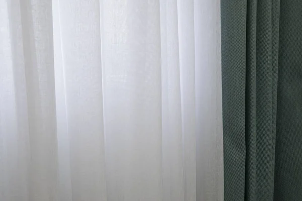Ткань голубые занавески и белый тюль. Абстрактный фон, ткань для штор — стоковое фото