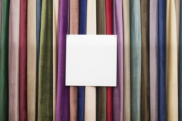 Különböző színek szövet minták lóg a boltban üres fehér címke gúnyolódik a szöveg — Stock Fotó