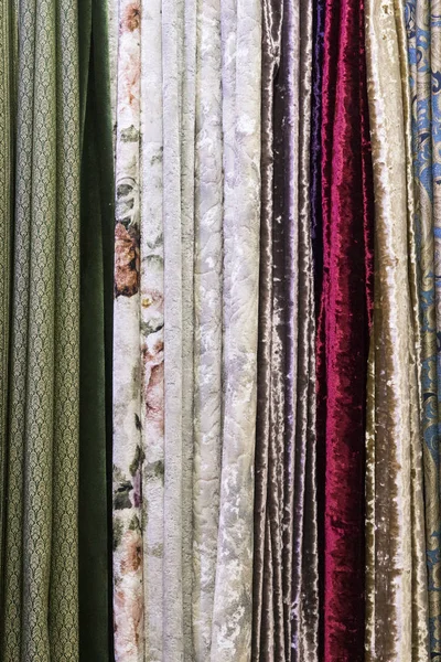Diferentes cortinas muestras de tela colgando en la tienda . — Foto de Stock
