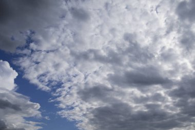 Bulutlu gökyüzü, ağır bulutlar ve güneş ışığı. hava konsepti