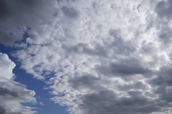 Céu nublado com nuvens pesadas e luzes solares. conceito meteorológico — Fotografia de Stock