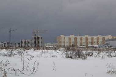 kış sezonunda yeni bir apartman inşaatı