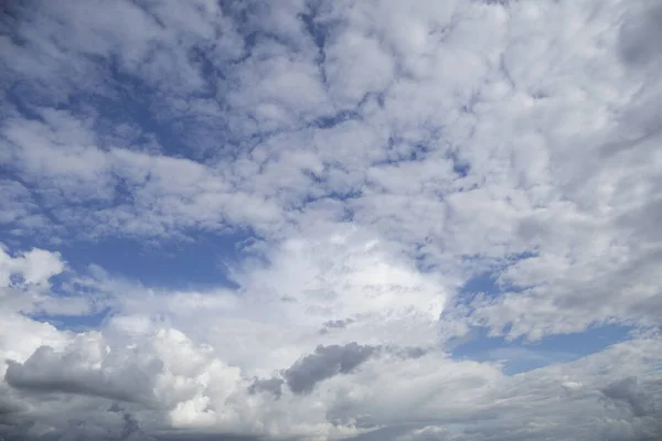 Όμορφος ουρανός με σύννεφα σε διάφορα σχήματα — Φωτογραφία Αρχείου