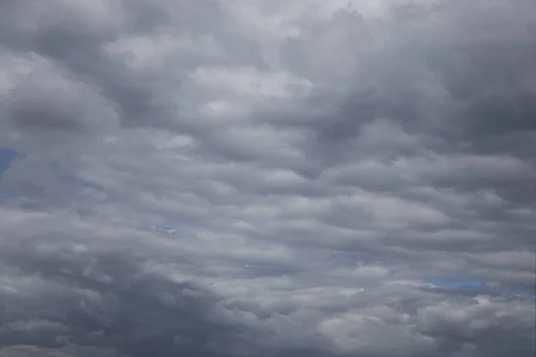 Donderwolken boven de horizon. Regen, bewolkte grijze lucht achtergrond. — Stockfoto