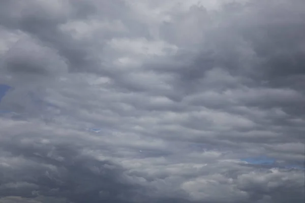 Thunderclouds over horizon. Rain, cloudy grey sky background. — ストック写真