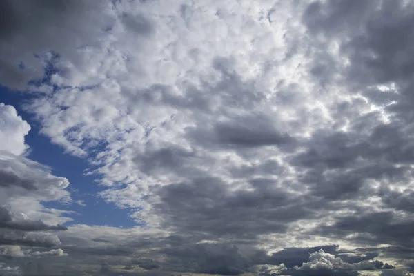 Zonneschijn wolken hemel in de ochtend na regen — Stockfoto