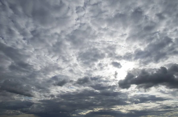 Céu sinistro contraste à noite com nuvens cinzentas e brancas e luzes solares. Céu dramático — Fotografia de Stock
