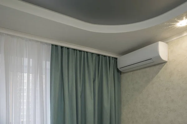 Apartman kilátás fehér felfüggesztett gipszkarton mennyezet szürke szakaszon mennyezet és kondicionáló az apartmanban — Stock Fotó