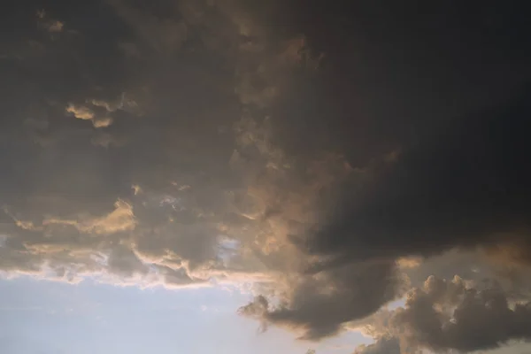 Dramatische hemel met donkere wolken tegen blauwe lucht. weerconcept — Stockfoto