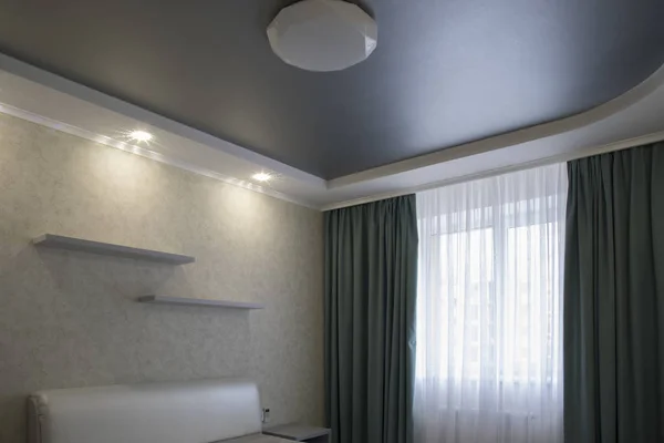 灰色のストレッチ天井と白いシャンデリア付きの白い吊り下げ式ドライウォール天井のアパートビュー — ストック写真