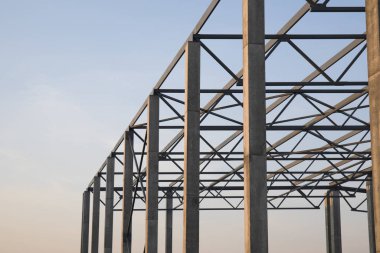 Metal inşaat alanı, çelik yapı yapım aşamasında.