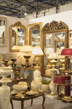 Kyiv Ukrayna - 18 Ekim 2019: mobilya mağazasında farklı modern lambalar ve aynalar.