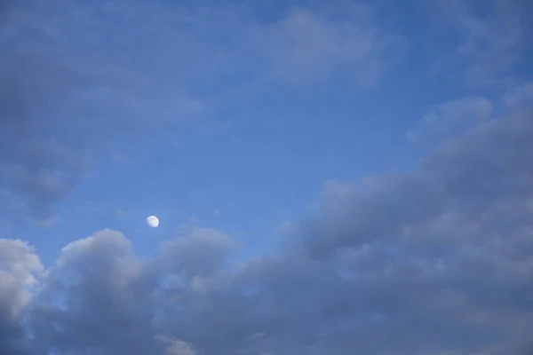 雲と月のある暗い空 — ストック写真