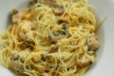 Pişmiş tavuk göğsü, sebzeli ve kremalı soslu mantarlı makarna.