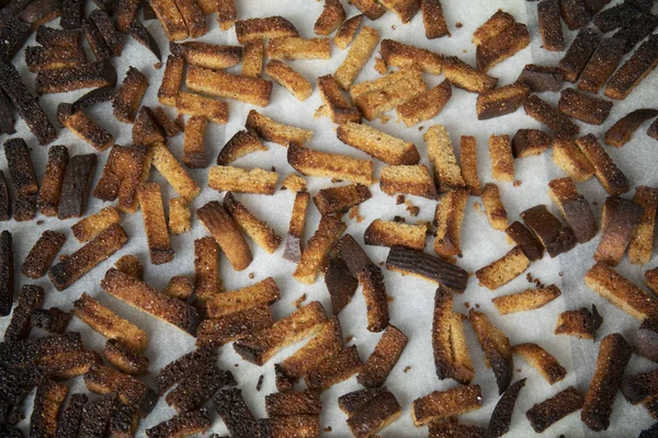 Überbackene Cracker-Snacks vom Brot auf dem Teller — Stockfoto