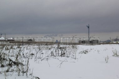 Kış mevsiminde yeni bir konut inşaatı