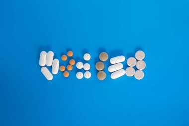 İlaç mavi arka planında farklı ilaç ve kapsüller