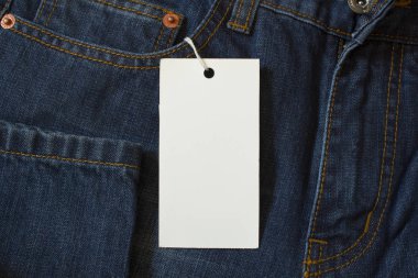 Beyaz etiketli kot pantolon elementi.