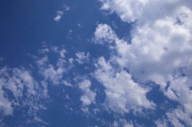 Mavi gökyüzünde beyaz bulutlar