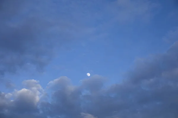 空の風景は遠くに輝く美しい月と暗闇で覆われています. — ストック写真