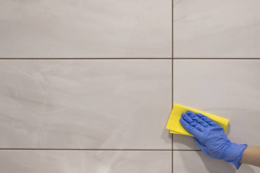 Eldivenler ve banyo fayanslarını sarı süngerle temizleyin.