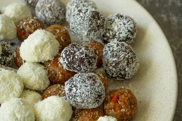 Bio-Bonbons und Süßigkeiten handgefertigt aus natürlichen Trockenfrüchten und Beeren — Stockfoto