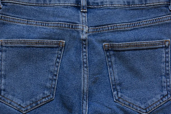 Deel van jeans met mooie reliëf stiksels, naad, stof textuur, close-up, kopieerruimte — Stockfoto