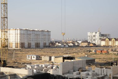 Kyiv Ukrayna - 03.01.2016 İşçilerle birlikte inşaat sahası.