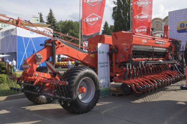 Kyiv Ukrayna 06.06.2019 - Sergide sunulan tarım makineleri ve ekipmanlar.