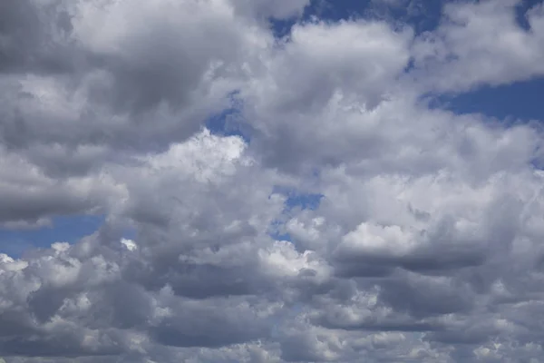 Muitas nuvens no céu — Fotografia de Stock