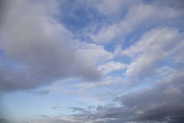 Stimmungsvoller Abendhimmel in rosa und grauen Schatten Wolken — Stockfoto