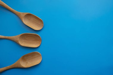 Mavi masada eko bambu ahşap kaşıklar. Tasarım için boş boşluk