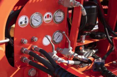 Boru hattı, vanalar ve basınç manometreleriyle endüstriyel tarım makineleri.