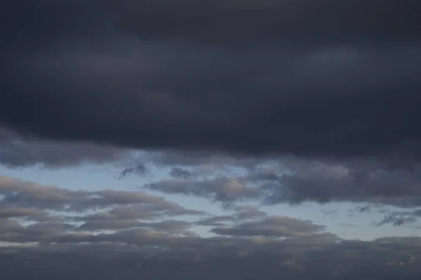 Drámai Égi Kép Vihar Után Fekete Felhőkkel Kék Egy Részével — Stock Fotó