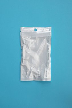 boş şeffaf plastik torba mavi arka planda, ilaç konsepti için ziplock