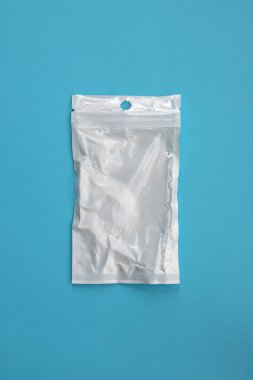 boş şeffaf plastik torba mavi arka planda, ilaç konsepti için ziplock