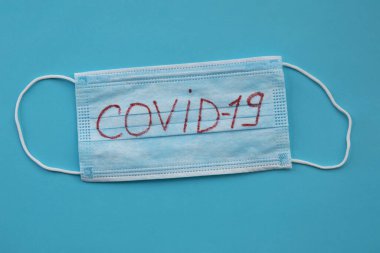 Cerrahi koruyucu maske. Tıbbi solunum bandajı suratı. Coronavirus Covid karantinası.