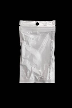 Siyah arka planda izole edilmiş fermuarlı beyaz plastik paket kullanılmış ve buruşmuş. Kirlilik ve çevre koruma kavramı.